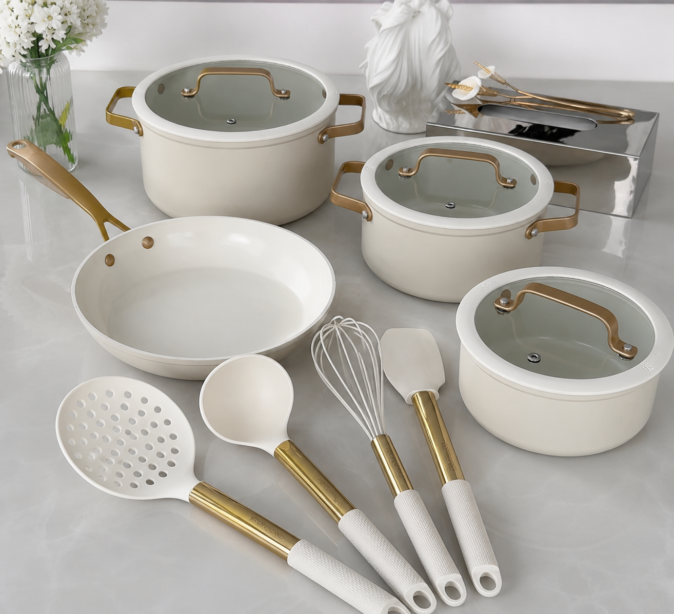 CONJUNTO DE PANELAS COMPLETO COM UTENSÍLIOS PARA COZINHAR COM MAIS FACILIDADE